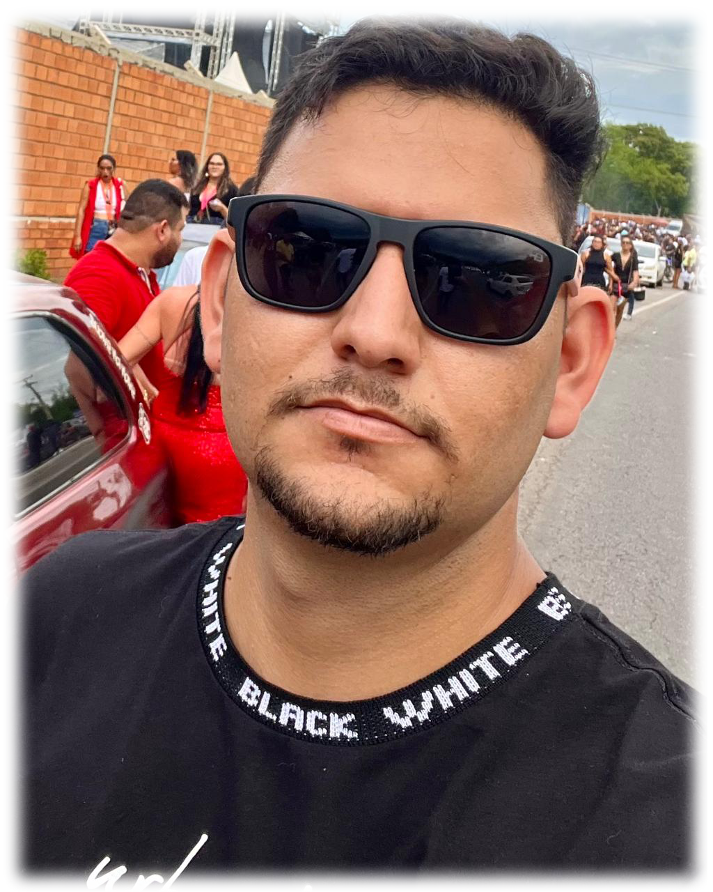 Imagem do Jackson com uma camisa preta e usando óculos